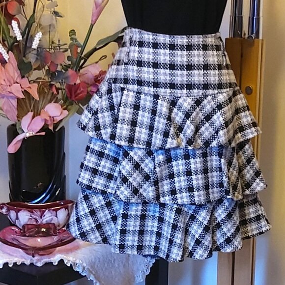 NWT Unique Designed Black White Tiered Ruffle Skirt Lightweight Knee Length M - Picture 2 of 7